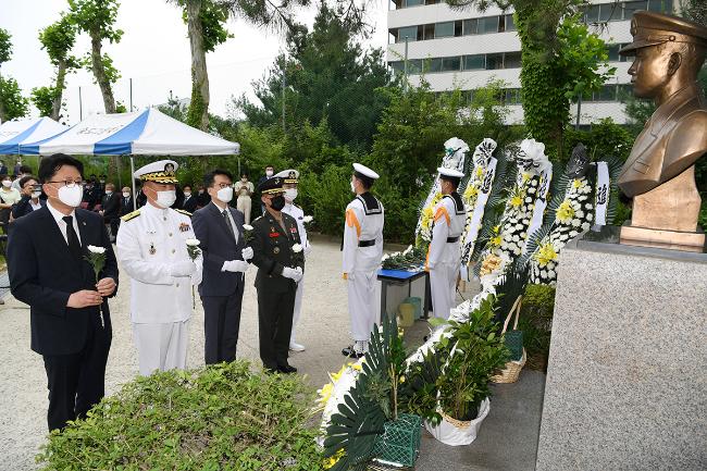 지난달 29일 인천 송도고등학교에서 열린 제18주기 고(故) 윤영하 소령 추모식에 참석한 강동길(왼쪽 둘째) 인천해역방어사령관이 고 윤영하 소령 흉상에 헌화하고 있다.  사진 제공=오성용 중사