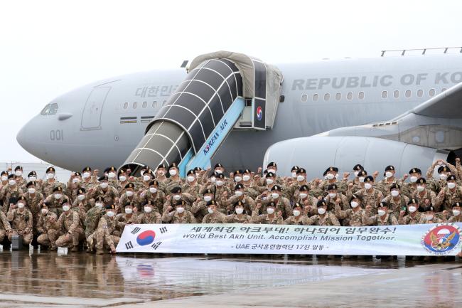 아크부대 17진 장병들이 30일 인천국제공항 제2여객터미널에서 공중급유기 ‘시그너스’에 탑승하기 전 완벽한 임무 수행을 다짐하며 기념사진을 찍고 있다.  조종원 기자