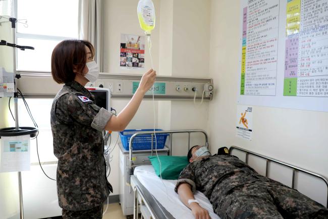 간호장교 조연주 육군대위가 환자 상태를 살펴보는 모습.