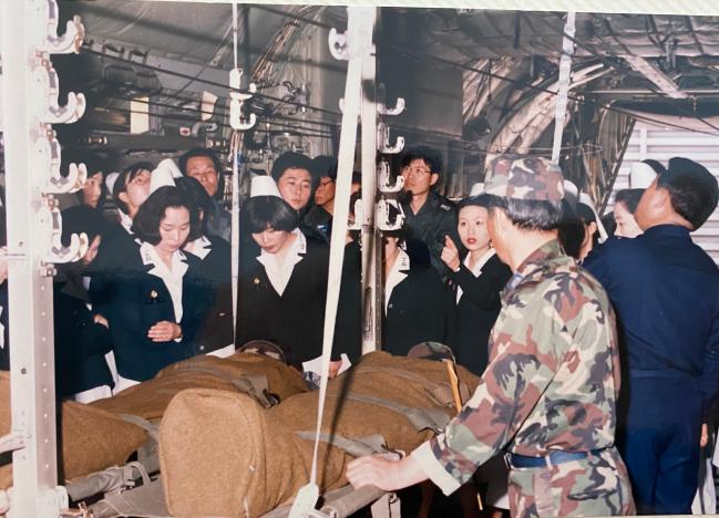 1995년 부산병원 의료진이 환자 헬기 후송 훈련을 하는 모습. 