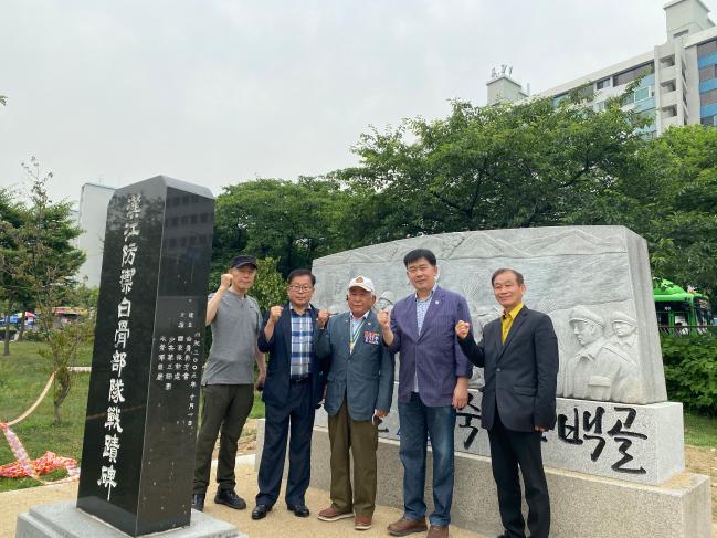 백골전우회 김구현(왼쪽 셋째) 고문과 백골전우회원들이 서울 여의도 한강공원에 자리한 백골부대 전적비 앞에서 포즈를 취하고 있다.