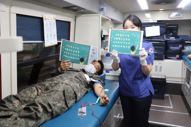 육군66사단 장병들이 지난달 30일 진행한 사랑의 헌혈운동 중 기념사진을 찍고 있다.  부대 제공