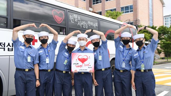 해군교육사령부 ‘사랑의 헌혈운동’에 참여한 장병들이 헌혈을 마친 후 헌혈버스 앞에서 기념 촬영을 하고 있다.  부대 제공