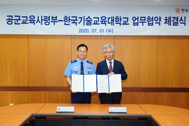 공군교육사령부와 한국기술교육대학교가 1일 교육·훈련 발전 및 상호 교류협력 증진을 위한 업무협약을 체결한 뒤 노승환(소장·왼쪽) 사령관과 이성기 총장이 기념사진을 찍고 있다.  부대 제공