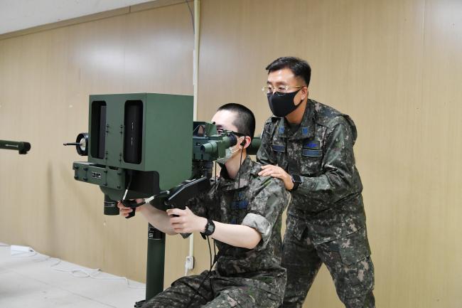 지난달 22일부터 이달 1일까지 진행된 공군1방공유도탄여단 전반기 신궁 운용 요원 집체교육에서 한 교육생이 교관의 지도를 받고 있다.  사진 제공=이선우 상병