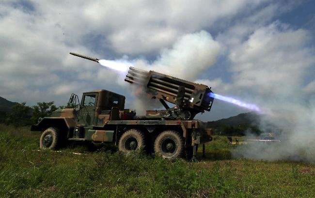 육군7포병여단 비룡대대 K136A1 다연장 로켓이 2일 부대 인근 훈련장에서 진행된 실사격 훈련에서 로켓을 발사하고 있다.  이경원 기자