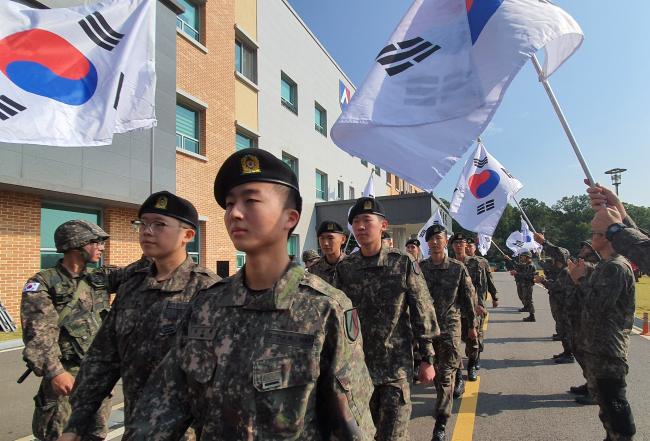 육군수도군단 전입 신병 동화교육에 참가한 병사들이 군단의 일원이 된 것을 축하받으며 행진하고 있다.  부대 제공