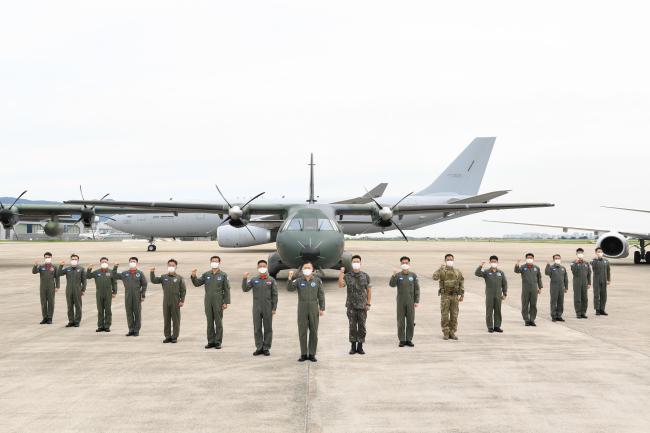 2일 공군 김해기지를 찾은 원인철(가운데) 공군참모총장이 주기장에서 작전요원들과 기념사진을 찍고 있다.  공군 제공