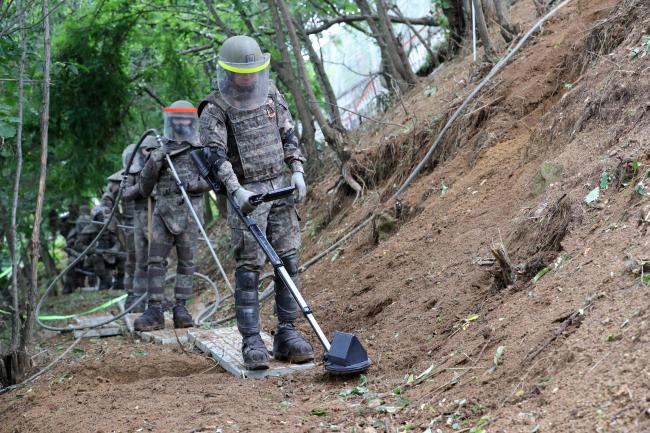 1일 경기도의 한 방공진지에서 육군 특수기동지원여단 장병들이 공압기와 지뢰탐지장비를 이용해 지뢰제거작전을 하고 있다.    조종원 기자