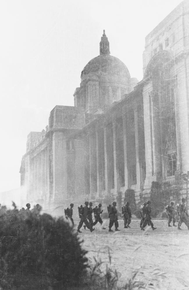 불에 탄 서울 중앙청으로 진입하는 국군 해병대. 1950년 9월 27일. 