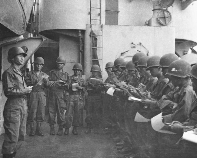 인천상륙작전을 앞두고 함상에서 작전 지시 중인 백인엽 대령. 1950년 9월. 
