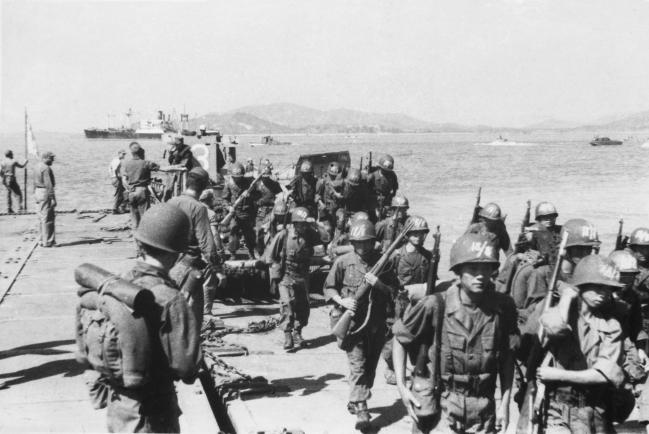 인천상륙작전을 통해 인천에 상륙 중인 국군17연대. 1950년 9월. 
