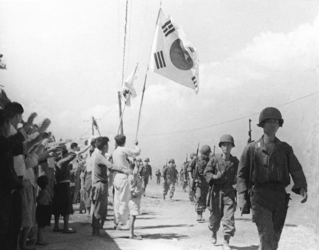 인천 시민들의 환영을 받으며 서울로 진군하는 국군. 1950년 9월. 
