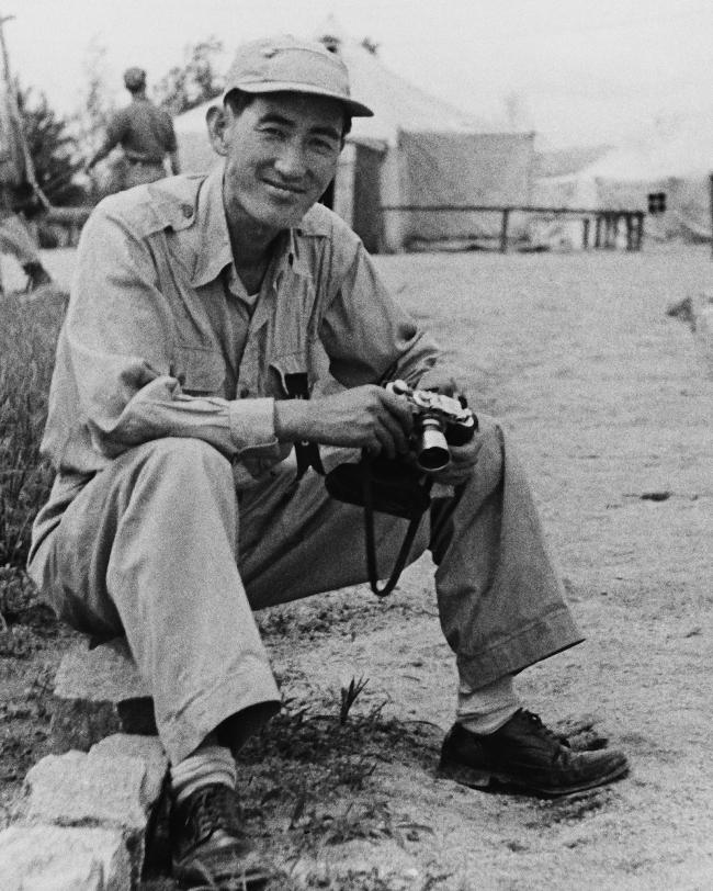 1953년 7월 27일 정전협정 체결 당일 임인식 사진대장. 그가 ‘나의 유일한 무기’라며 항상 들고 다녔던 독일제 라이카3F(Leica 3F) 카메라를 손에 들고 있다. 
