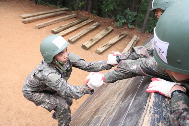 유격훈련에 참가한 육군1사단 장병이 장애물 극복능력을 배양하고 있다.  부대 제공