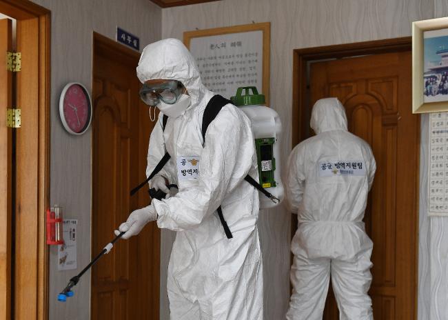 공군16전투비행단 장병들이 부대 인근 지역 경로당을 대상으로 방역활동을 하고 있는 모습. 사진 제공=서동일 하사