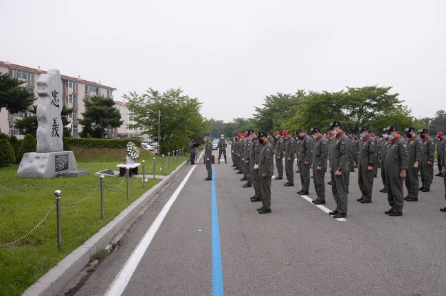 공군10전투비행단 조종사들이 지난 2일 조종사의 날 기념행사에 참석해 기지 내 충의탑 앞에서 호국영령에 대해 묵념하고 있다.  사진 제공=오규민 원사