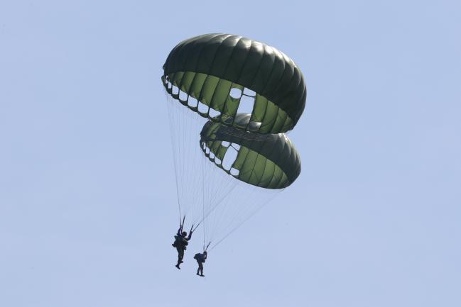 공수훈련에 참가한 육군3사관학교 57기 생도들이 지난 3일 시누크 헬기에서 뛰어내려 하강하고 있다.