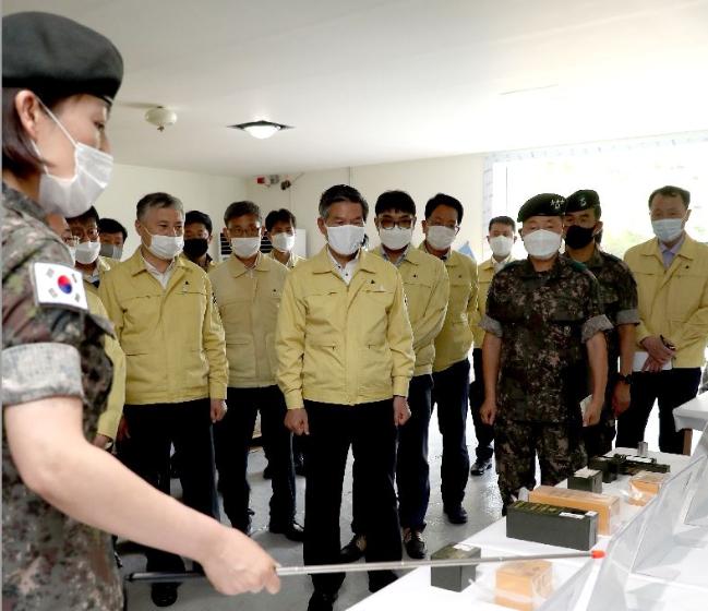 정경두 국방부 장관이 6일 육군군수사령부 3보급단에서 국가안전대진단 합동점검 진행 상황을 확인한 뒤 물자보관 시설의 화재 예방 시스템을 점검하고 있다.  양동욱 기자