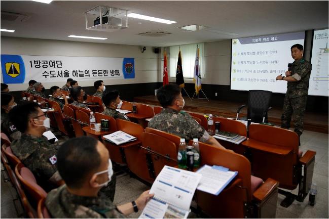 이경주(준장) 육군1방공여단장이 지난 3일 열린 ‘수도서울 방공작전태세 향상’ 대토론회 참석자들에게 완벽한 임무태세를 유지할 것을 당부하고 있다.  부대 제공