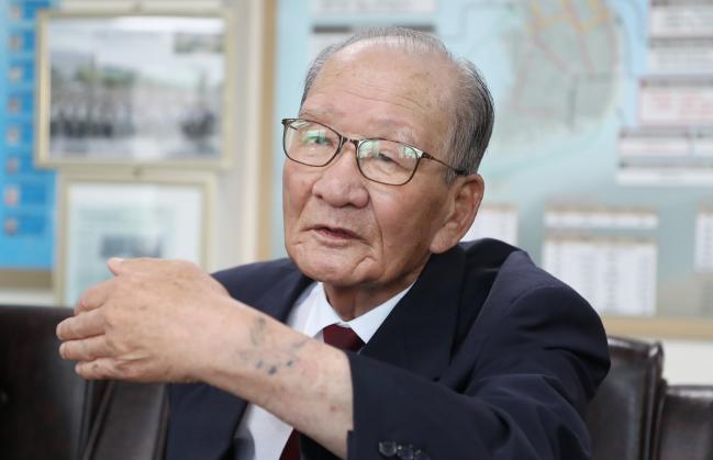 김기열 옹이 70년 전 자신이 겪은 6·25전쟁에 대해 이야기하고 있다.