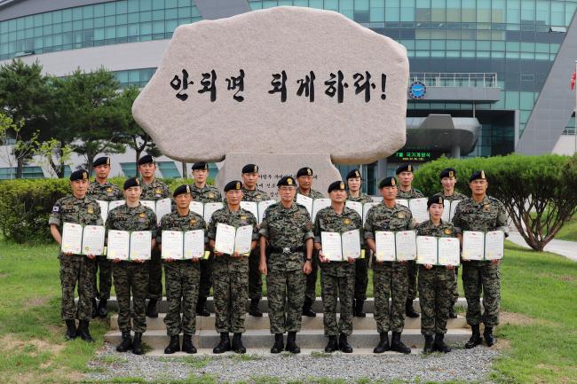 낙하산 강하 1000회 이상을 기록해 특수전사령관 표창을 받은 특전요원들이 기념사진을 찍고 있다. 
 부대 제공