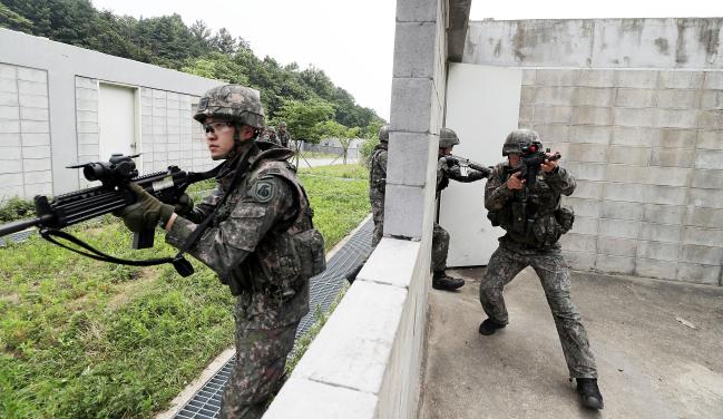 도시지역 작전 훈련에 투입된 육군55사단 기동대대 장병들이 7일 육군특수전사령부 예하 비호부대 시가지 훈련장에서 건물 내부소탕 절차를 숙달하고 있다.  이경원 기자