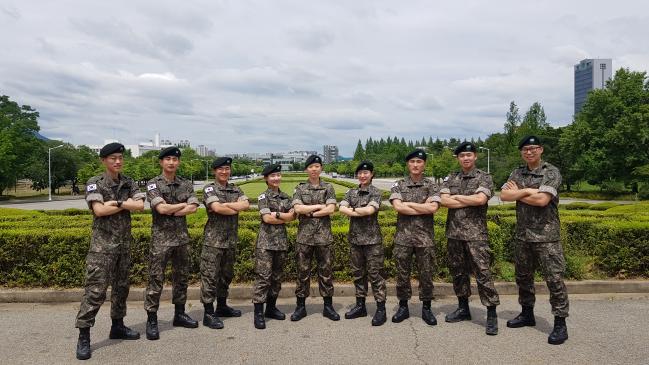 영남대학교 학군단 학군사관후보생들이 교내  중앙대로 앞에서 포즈를 취하고 있다.    영남대 학군단 제공