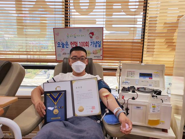 헌혈 100회로 ‘명예장’을 받은 육군7사단 정비대대 박진훈 상사.  부대 제공 