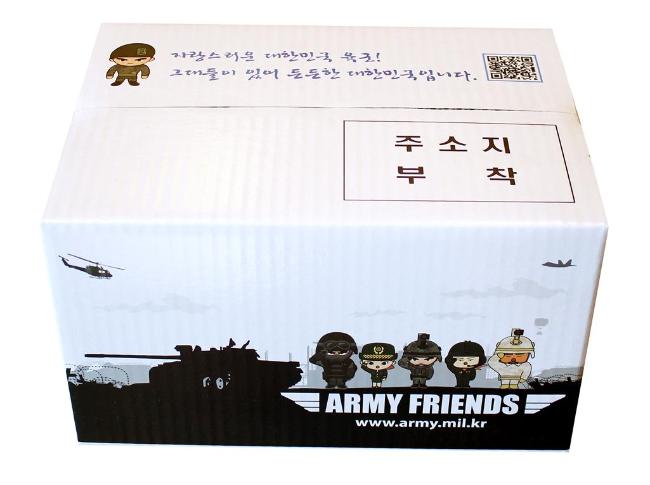 육군이 최근 디자인을 개선해 입영장정 부모님께 발송하고 있는  ‘사복 우송 포장 상자’. 육군 제공