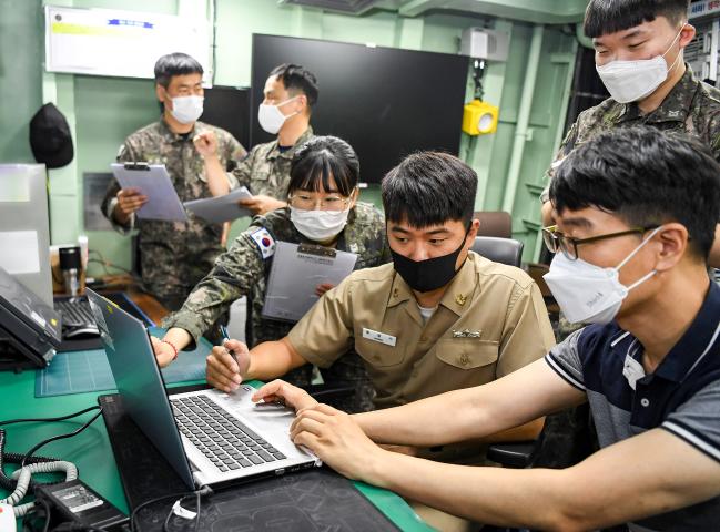 지난 6일 해군2함대에서 진행된 사이버 예방작전에서 지휘통신대대 점검관과 경기함 실무자들이 함 체계 단말기 점검을 하고 있다.  사진 제공=구민수 하사