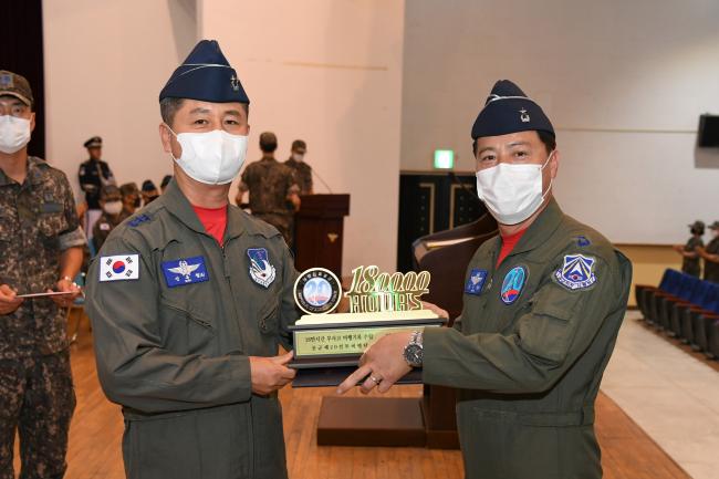 공군20전투비행단이 7일 개최한 ‘18만 시간 무사고 비행안전 시상식’에서 신옥철(소장·왼쪽) 공군공중전투사령관과 홍순택(준장) 20전투비행단장이 트로피를 들고 기념촬영하고 있다.  사진 제공=서복남 원사 