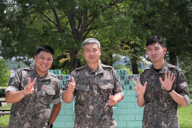 육군1115공병단 철갑대대 내에서 ‘헌혈 3총사’로 불리는 김정호 상사, 김권수 소령, 우경한 중사(왼쪽부터)가 헌혈 218회 달성을 자축하며 기념사진을 찍고 있다. 부대제공