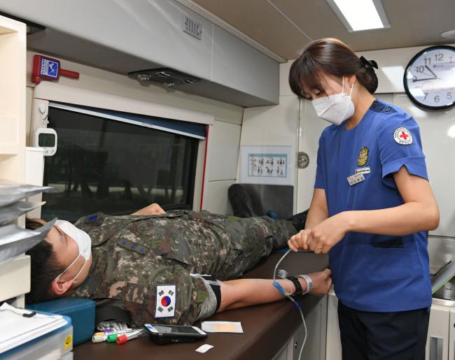 공군18전투비행단 소속 병사가 코로나19 사태 장기화에 따른 혈액수급 부족을 극복하기 위해 ‘사랑의 헌혈운동’에 동참하고 있다.  부대 제공