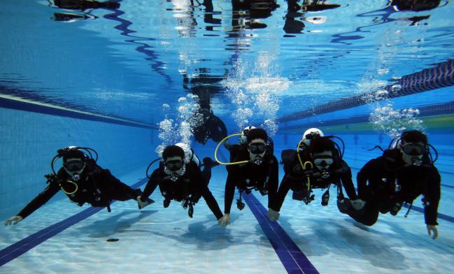해군사관학교 하계 군사실습에 나선 2학년 생도들이 9일 해상잠수실습을 앞두고 제해관에서 수중훈련을 하고 있다.  