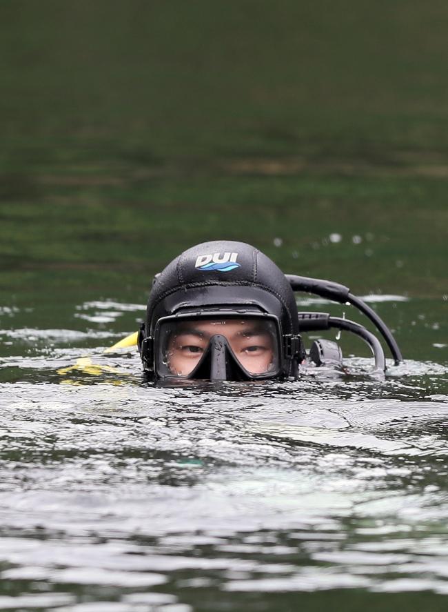 해상잠수실습을 마친 뒤 물 밖으로 나오는 해군사관학교 2학년 생도. 