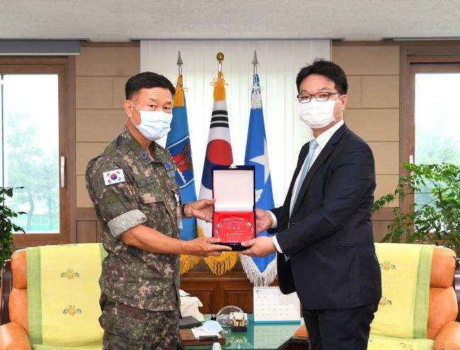 공군18전투비행단장이 지난 10일 송기출 변호사에게 군 인권자문변호사 위촉패를 수여하고 있다.  부대 제공 