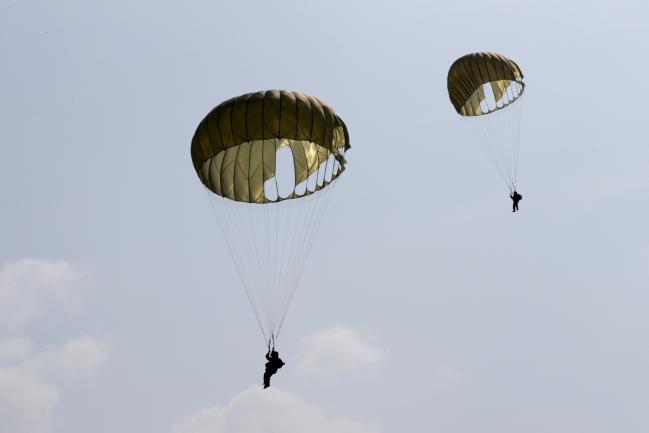 공중생환훈련이 열린 9일 청주시 일대 한 착륙지점에서 공군사관학교 3,4학년 생도들이 C-130 수송기를 이용해 공중강하훈련을 하고 있다.   조종원 기자