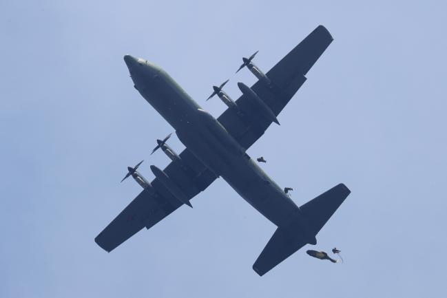 공중생환훈련이 열린 9일 청주시 일대 한 착륙지점에서 공군사관학교 3,4학년 생도들이 C-130 수송기를 이용해 공중강하훈련을 하고 있다. 사진=조종원 기자