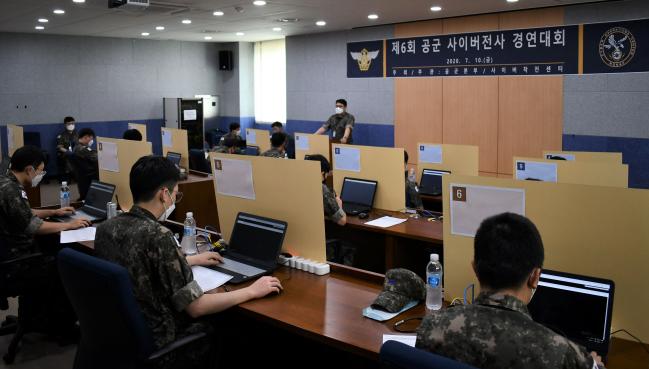 공군 장병들이 10일 공군 사이버작전센터에서 개최된 제6회 사이버전사 경연대회에 참가하고 있다.  공군 제공 