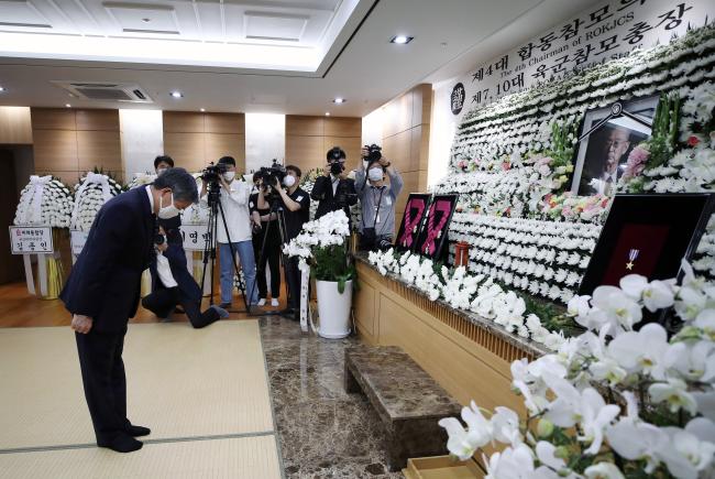 정경두 국방부 장관이 11일 오후 서울 송파구 서울아산병원 장례식장에 마련된 고 백선엽 장군 빈소를 찾아 조문하고 있다.  한재호 기자