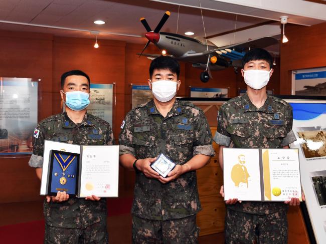 공군18전투비행단 다회 헌혈자 3명이 헌혈유공장 명예장 및 포장증을 들고 기념촬영을 하고 있다. 왼쪽부터 김량래 상사, 최이민 원사, 조춘신 중사.  사진 제공=한창현 하사