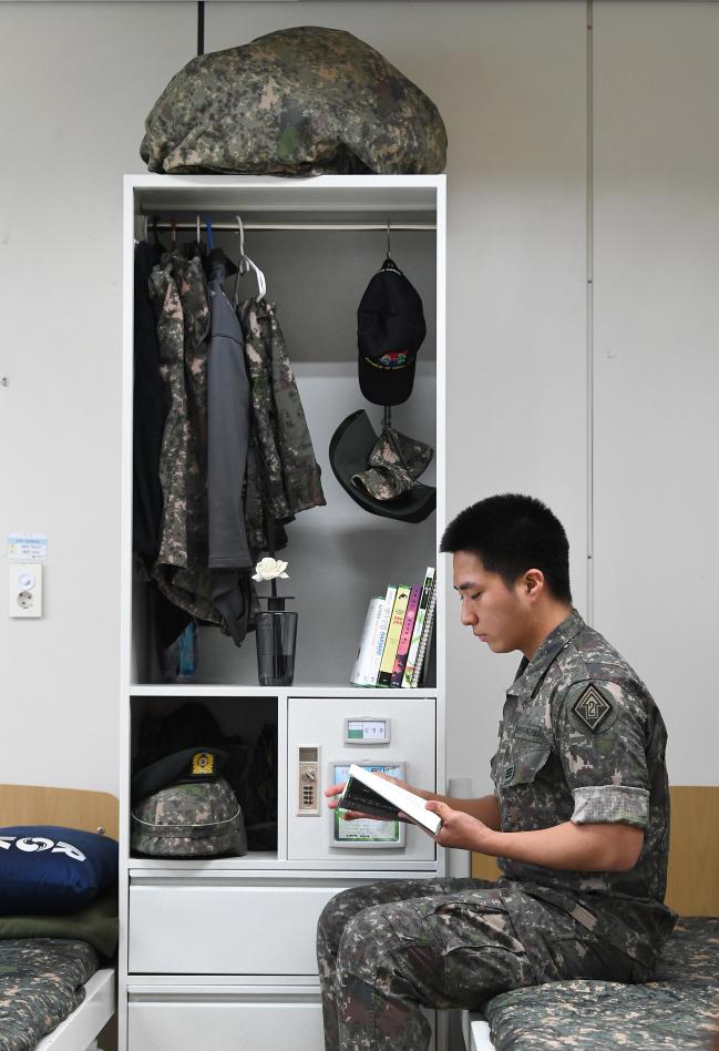 13일 육군2기갑여단 불사조대대 소속 한 병사가 최근 생활관에 보급된 신형 관물함 앞에서 책을 읽고 있다. 실사용자인 장병들의 의견과 아이디어를 적극적으로 반영해 수납 공간을 효율적으로 개선한 신형 관물함은 이달부터 야전 각 부대에 순차적으로 시범 보급되고 있다.  조용학 기자