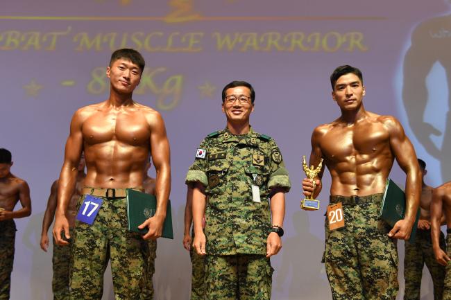 육군특수전사령부 비호부대가 개최한 ‘비호 컴뱃머슬(Combat Muscle) 워리어 콘테스트’ 후 이근표(준장·가운데) 비호부대장과 특전간부 80㎏ 이상 부문 우승자 하헌승(오른쪽) 중사, 준우승자 정윤상 하사(왼쪽)가 기념사진을 찍고 있다. 부대 제공