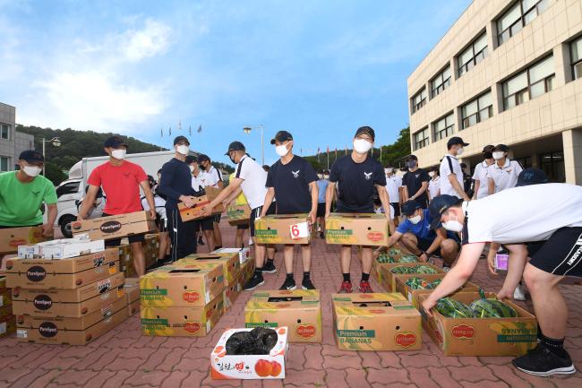 자발적으로 ‘지역 과일 구매 운동’에 참여한 공군사관학교 생도들이 구매한 지역 과일을 수령하고 있다. 
 사진 제공=김경률 원사