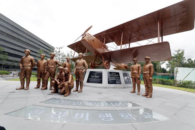 14일 서울 강서구 국립항공박물관에서 선보인 대한민국 임시정부 한인비행학교 기념조형물. 1920년 한인비행학교 개교 당시 촬영된 역사사진을 기반으로 스탠더드(Standard) J-1 훈련기 1대와 학생비행사 10명의 모습을 재현했다.