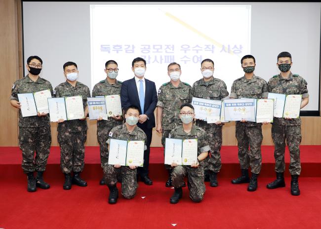 육군8군단이 지난 13일 진행한 충용 장병 독후감 공모전 시상식에서 군단 주요직위자와 웅진씽크빅, 사랑의 책 나누기 운동본부 관계자, 수상자들이 기념 촬영을 하고 있다.  사진 제공=김정훈 상사