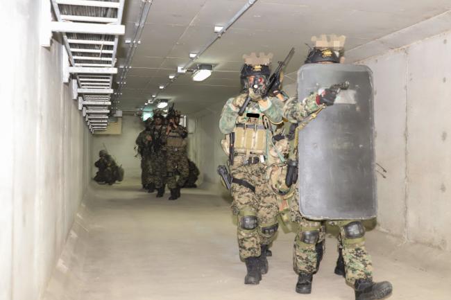 육군37사단 청주대대 장병들이 15일 국가 중요시설인 지하공동구에서 육군특전사 흑표부대 장병들과 합동 방호훈련을 하고 있다.  부대 제공