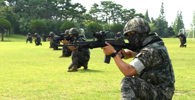 16일 해군2함대 연병장에서 진행된 해군·해병대 경계작전 시범식 교육훈련에서 해병대3중대 시범단이 전투대형 및 완수신호 시범을 보이고 있다. 사진 제공=구민수 하사