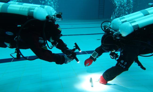 해군·해경 수중과학수사관들이 진해 군항에 있는 해군해난구조대 잠수훈련장에서 수중에 가라앉은 증거물을 채취하고 있다. 해군 제공